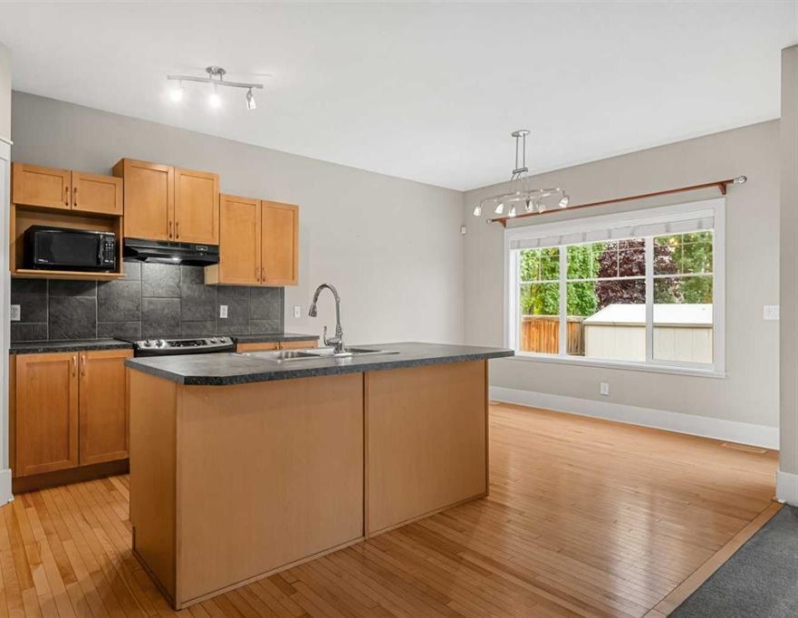 177 Cougartown Circle SW, Calgary, Alberta T3H0A3 photo 2