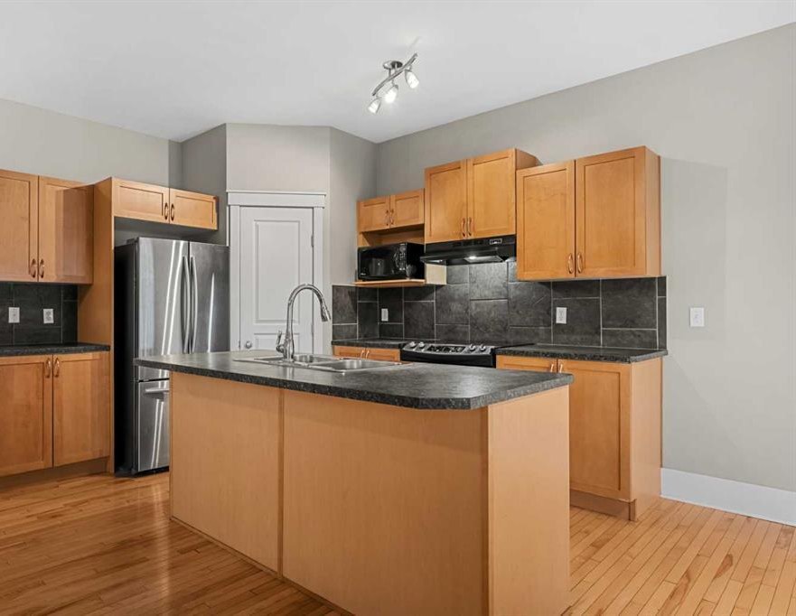 177 Cougartown Circle SW, Calgary, Alberta T3H0A3 photo 4